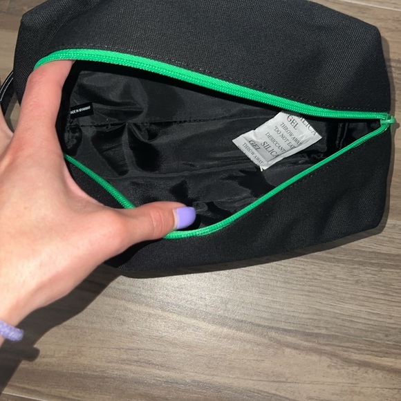 NWT Spice Bomb Fragrance Black Toiletry Bag - Picture 6 of 8